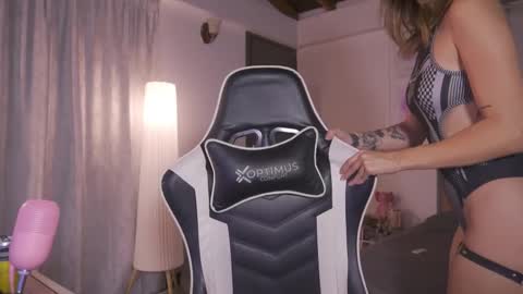 Cat independent model  online show from 09.25.25