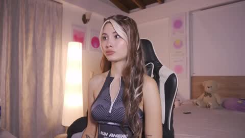 Cat independent model  online show from 11.28.25