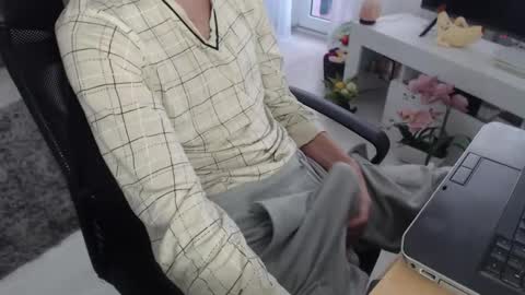 SwetLittleBoy4u online show from 11.24.25