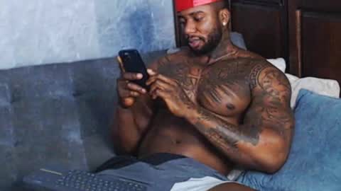 Tairon Tucke online show from 01.06.25