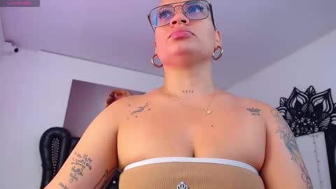 Snapshot of taliana36 chatting on 10.18.25 taliana36 online show from 10.18.25
