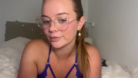 Snapshot of taliavaine chatting on 09.28.25 Talia online show from 09.28.25