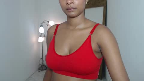 Snapshot of tatiana_oconell2 chatting on 10.16.25 isabel online show from 10.16.25