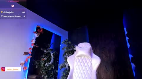 Snapshot of taylor_jonnees chatting on 10.14.25 Taylor  Help me to get 100 thumbs up online show from 10.14.25