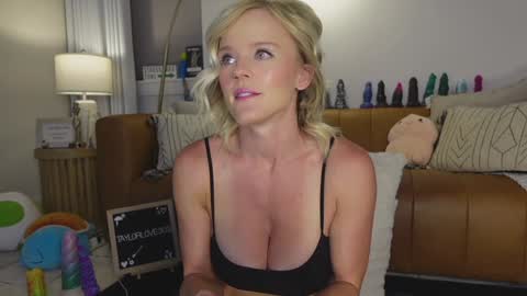 Snapshot of taylor_love_303 chatting on 09.17.25 Taylor --  online show from 09.17.25