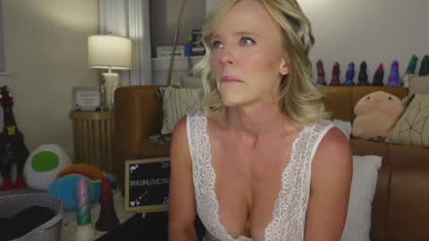 Snapshot of taylor_love_303 chatting on 09.23.25 Taylor --  online show from 09.23.25