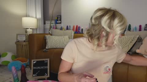 Snapshot of taylor_love_303 chatting on 09.30.25 Taylor --  online show from 09.30.25