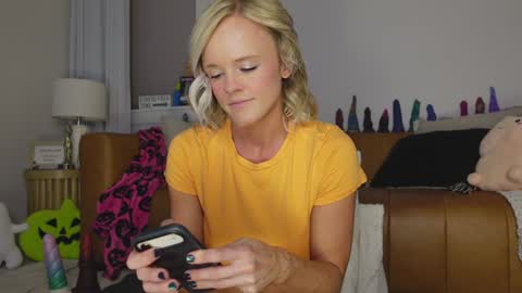 Snapshot of taylor_love_303 chatting on 10.12.25 Taylor --  online show from 10.12.25