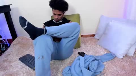 Snapshot of taysonysasha chatting on 09.20.25 ask for cum online show from 09.20.25