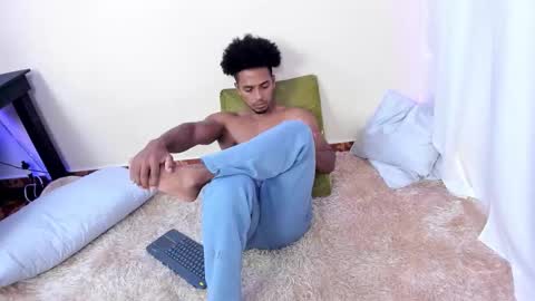 Snapshot of taysonysasha chatting on 09.21.25 ask for cum online show from 09.21.25