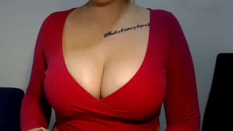 Snapshot of teeyara_ chatting on 10.10.25 Teeyara online show from 10.10.25