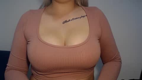 Snapshot of teeyara_ chatting on 10.18.25 Teeyara online show from 10.18.25