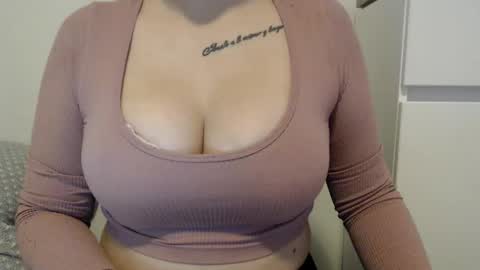 Snapshot of teeyara_ chatting on 10.31.25 Teeyara online show from 10.31.25