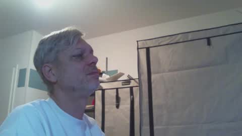 Snapshot of tekktronik chatting on 10.23.25 bras should be banned online show from 10.23.25