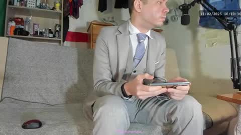 Snapshot of telepaticman chatting on 02.11.25 Virg Lszl online show from 02.11.25