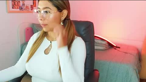 Snapshot of texas_curvykitten chatting on 04.27.26 texas_curvykitten online show from 04.27.26