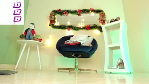 Snapshot of thais_dreams chatting on 12.27.24 Thais online show from 12.27.24