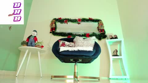 Snapshot of thais_dreams chatting on 12.28.24 Thais online show from 12.28.24