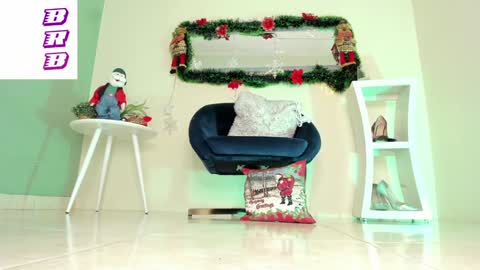 Snapshot of thais_dreams chatting on 12.30.24 Thais online show from 12.30.24