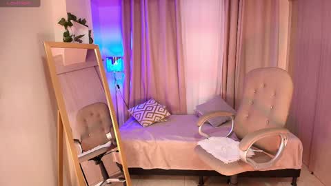 Snapshot of thais_dreams chatting on 02.25.25 Thais online show from 02.25.25