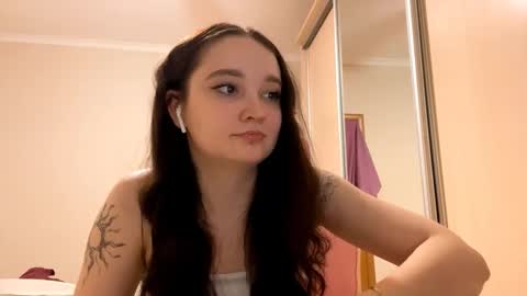 Snapshot of thaliakuchem chatting on 03.02.26 Yumi online show from 03.02.26