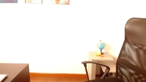 Snapshot of thamarajane1 chatting on 03.11.25 online show from 03.11.25