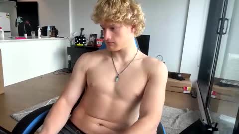 Snapshot of thatbl0ndeboyx chatting on 02.11.26 liammlust online show from 02.11.26