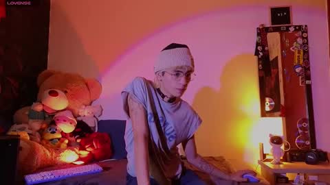 Matt independent model  online show from 02.18.25