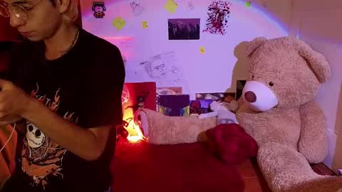 Matt independent model  online show from 02.27.25