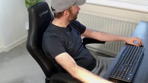 Snapshot of the_sensual_masturwait chatting on 10.28.25 the_sensual_masturwait online show from 10.28.25