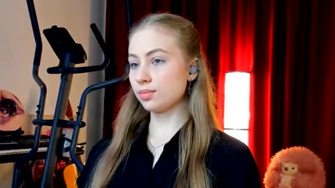 Ally    STREAMING ON TWITCH NOW Check my Twitter for updates online show from 10.01.25