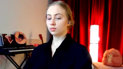 Ally    STREAMING ON TWITCH NOW Check my Twitter for updates online show from 11.06.25