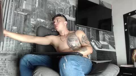 Snapshot of theangelmiguel chatting on 01.12.25 Miguel Angel online show from 01.12.25