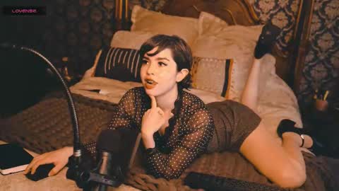 Snapshot of thecamwoman chatting on 10.05.25 Joan online show from 10.05.25