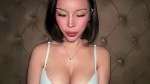 Elle  dont forget to folloW me and thumbs up online show from 04.04.26