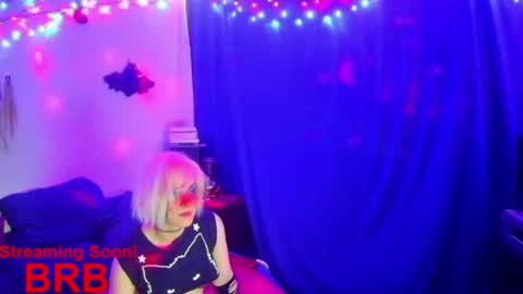 Snapshot of thehungmantis chatting on 03.05.25 thehungmantis online show from 03.05.25