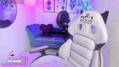 Snapshot of theia_moon_ chatting on 10.01.25 Theia  online show from 10.01.25