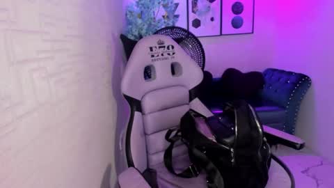Snapshot of theia_moon_ chatting on 10.08.25 Theia  online show from 10.08.25