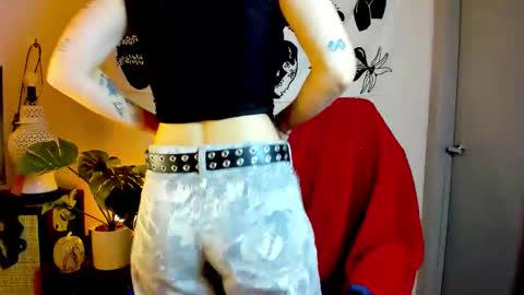 Snapshot of themelrose chatting on 10.30.25 themelrose online show from 10.30.25