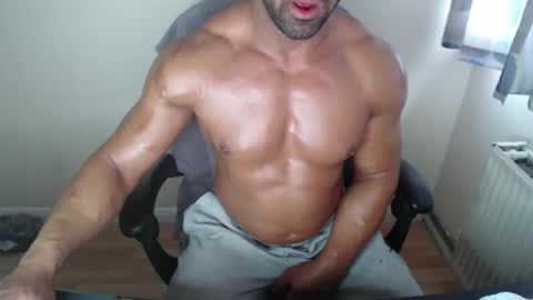 Snapshot of themusclefactory chatting on 10.10.25 TheMuscleFactory online show from 10.10.25