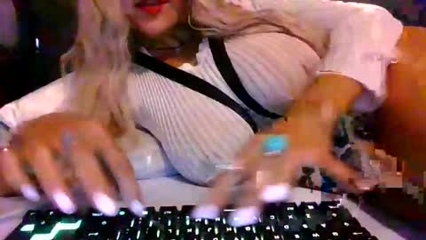 Snapshot of thepeachprincess chatting on 09.16.25 the peach princess  online show from 09.16.25