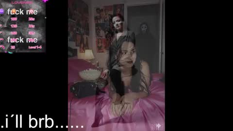 Snapshot of thequeenbella chatting on 10.18.25 bella saritta online show from 10.18.25