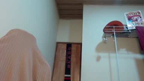 Snapshot of therazhanen chatting on 12.15.24 Santiago Enrique online show from 12.15.24