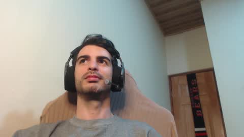 Snapshot of therazhanen chatting on 01.10.25 Santiago Enrique online show from 01.10.25