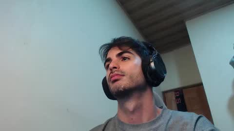 Snapshot of therazhanen chatting on 10.02.25 Santiago Enrique online show from 10.02.25