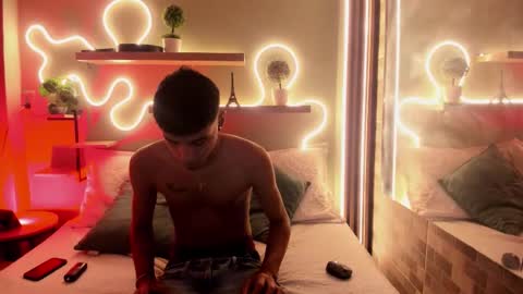 T H I A G O  online show from 10.17.25