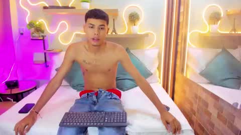 T H I A G O  online show from 10.19.25