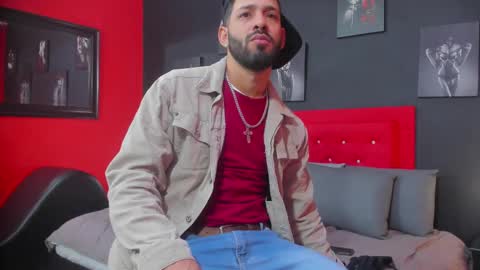 Snapshot of thiagomez17 chatting on 10.03.25 Thia Gomez online show from 10.03.25