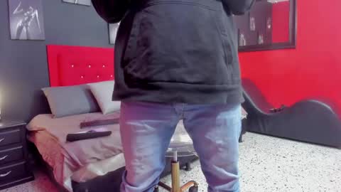 Snapshot of thiagomez17 chatting on 10.18.25 Thia Gomez online show from 10.18.25