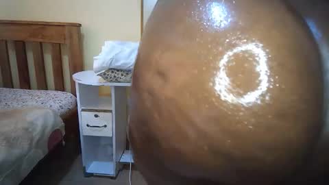 Snapshot of thiccyra90920 chatting on 09.29.25 thickiana online show from 09.29.25